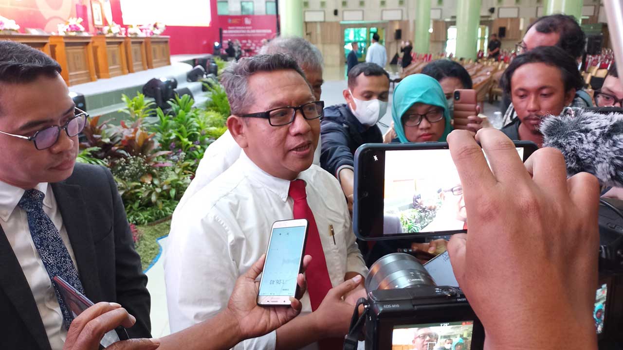 Rektor UII Prof Fathul Wahid saat dimintai keterangan awak media, di Kampus UII Senin (20/2).(MEITIKA CANDRA LANTIVA/RADAR JOGJA)