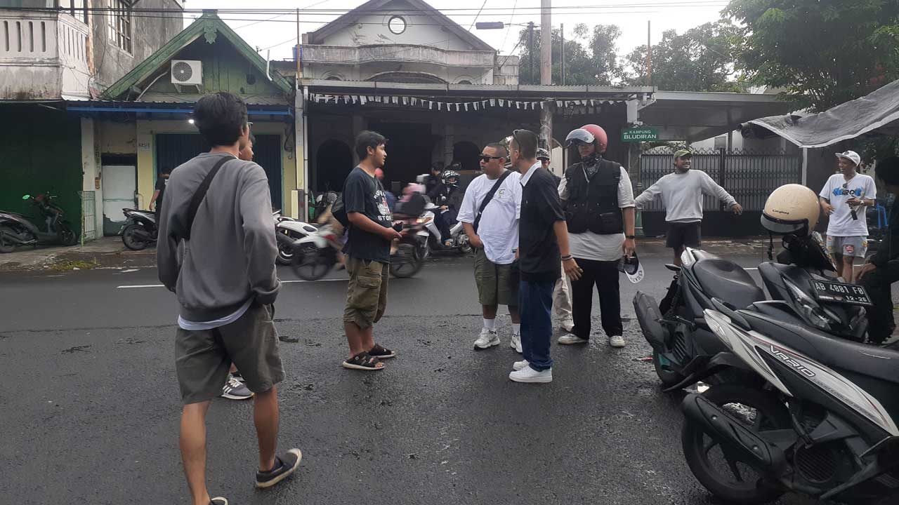 BERBAGI: Kelompok musik Jumat Gombrong membagikan makanan siap saji dan alat tulis di kawasan Wijilan, kemarin (22/2). Mereka berbagi kebahagiaan dengan orang-orang di jalanan yang membutuhkan. (RIXKY WAHYU/RADAR JOGJA)