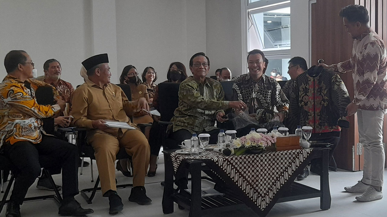 AKRAB: Diskusi pembahasan program kerja PDIN oleh Pemkot Jogja bersama Pemprov DIJ kemarin (6/2). Kegiatan ini juga dihadiri Gubernur DIJ Hamengku Buwono X dan Penjabat Wali Kota Jogja Sumadi.(SITI FATIMAH/RADAR JOGJA)