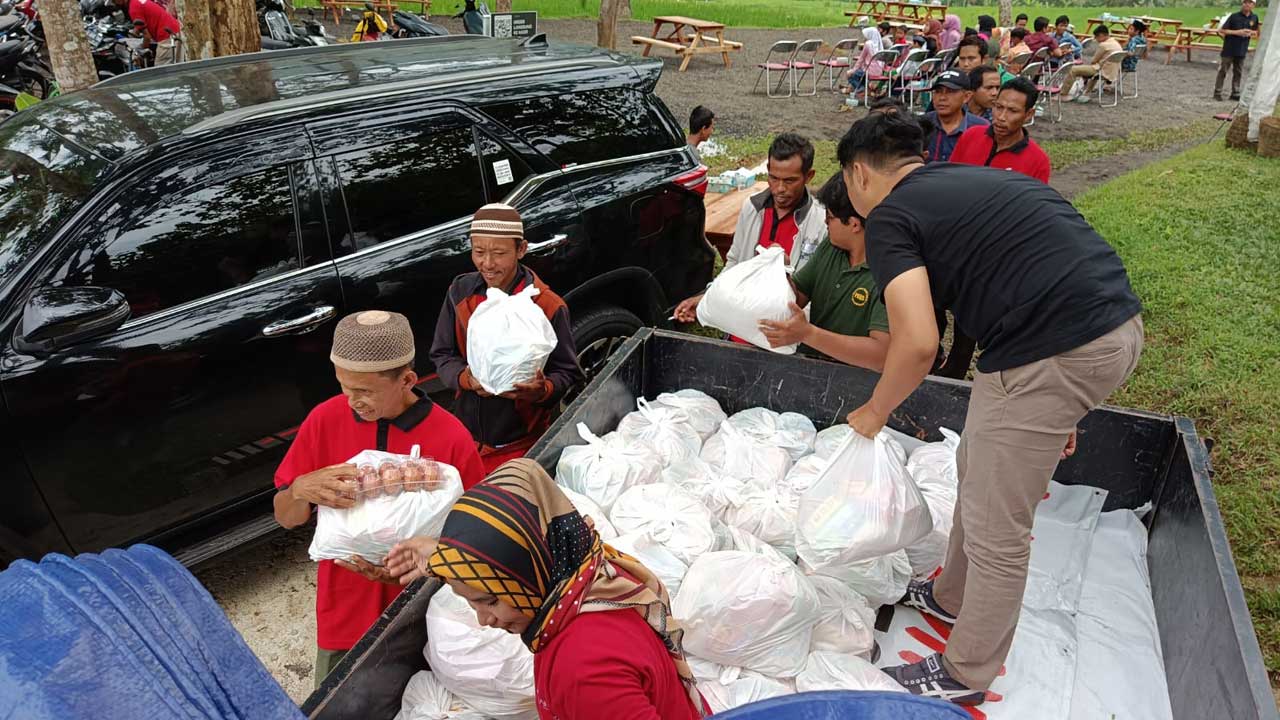 KEPEDULIAN: Pembagian paket sembako dan telur yang dilaksanakan di Kalurahan Pendowoharjo, Kapanewon Girimulyo, Kulonprogo dalam rangkaian kegiatan HPN 2023, kemarin.(HENDRI UTOMO)