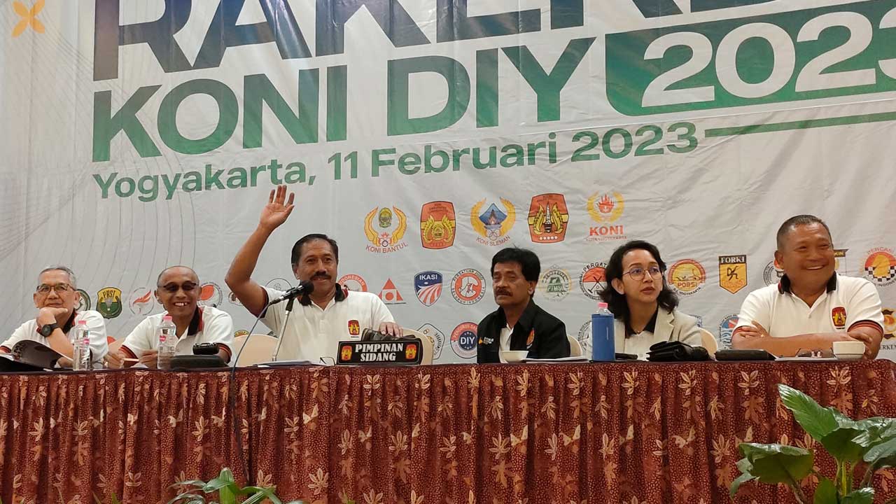 KESEPAKATAN BERSAMA: Ketua Umum KONI DIJ Djoko Pekik Irianto (tiga dari kiri) saat memimpin sidang komisi dalam Rakerda KONI DIJ 2023, Sabtu (11/2) lalu. (Dok. KONI DIJ)
