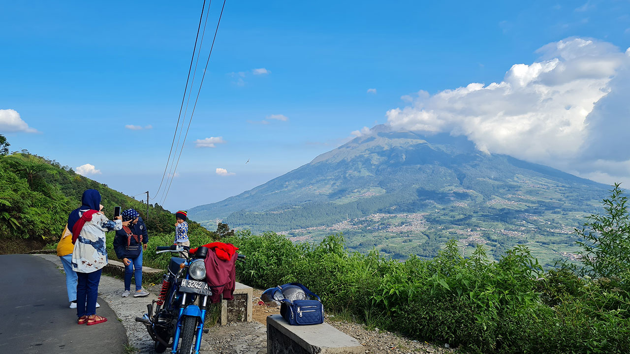 HAMPARAN ALAM: Pemandangan yang menyegarkan mata membuat siapapun betah berlama-lama di Gunung Telomoyo.(Naila Nihayah/Radar Jogja)