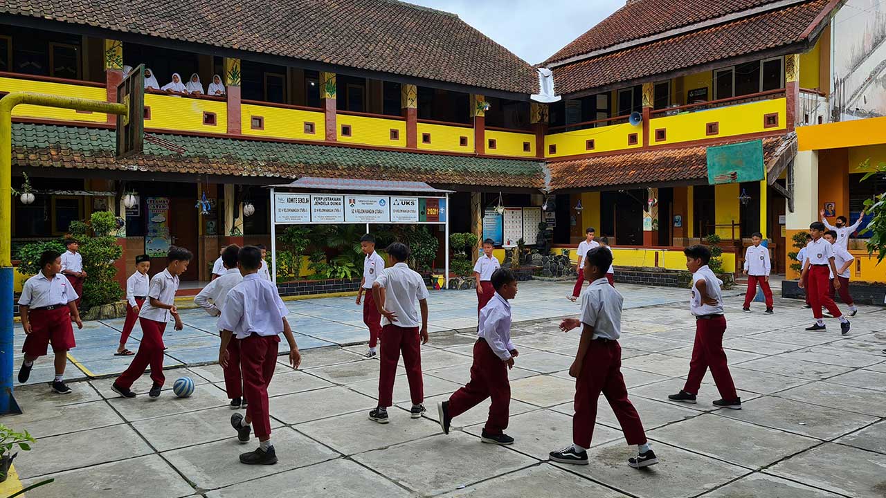 ASYIK BERMAIN: Para siswa bermain sepak bola di sela-sela jam istirahat. Pemkab menargetkan zero anak tidak sekolah di wilayahnya.(NAILA NIHAYAH/RADAR JOGJA)