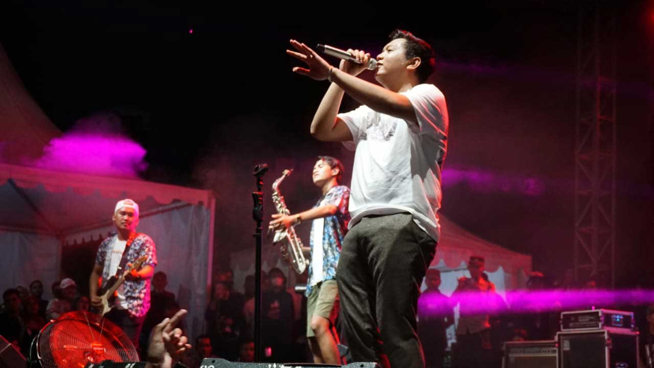 IDOLA: Penyanyi asal Ngawi, Jawa Timur, Denny Caknan menghibur ribuan penonton di Stadion Cangkring, Wates, Jumat (3/2) malam. Denny Caknan menjadi bintang utama dalam konser bertajuk Konser Binangun Sobat Satru yang digagas Perumda Aneka Usaha Kulonprogo