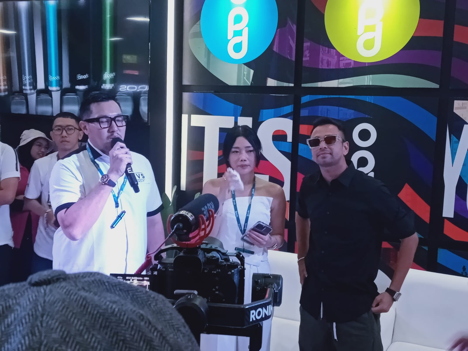 KOLABORASI : Raffi Ahmad melebarkan sayap didunia bisnis berbeda dengan menggandeng Budiyanto selaku Founder dari Jakarta Vapor Shop (JVS).  (ISTIMEWA)