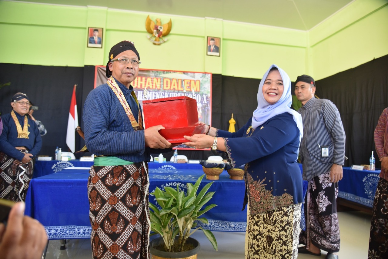 ADAT : Prosesi serah terima uba rampe Labuhan Merapi dari Bupati Sleman Kustini Sri Purnomo kepada  juru kunci Merapi Wedana Suraksohargo Asihono di Kantor Kapanewon Cangkringan, Selasa (21/2). (PEMKAB SLEMAN for RADAR JOGJA)