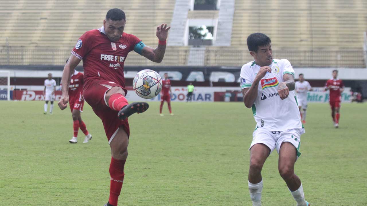KERAS: Pemain PSS Sleman Jonathan Cantillana (kanan)  meringis kesakitan seusai berduel dengan pemain Persis Solo Jaime Xavier dalam pertandingan Liga 1, di Maguwoharjo International Stadium (MagIS) Sleman, kemarin (21/2). Persis Solo mengalahkan PSS Slem