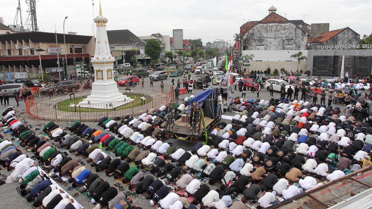 PROTES PEMBAKARAN ALQURAN: Pertunjukan teatrikal dalam Aksi Bela Alquran di Tugu Pal Putih, Jogja,(3/2).(GUNTUR AGA TIRTANA/RADAR JOGJA)
