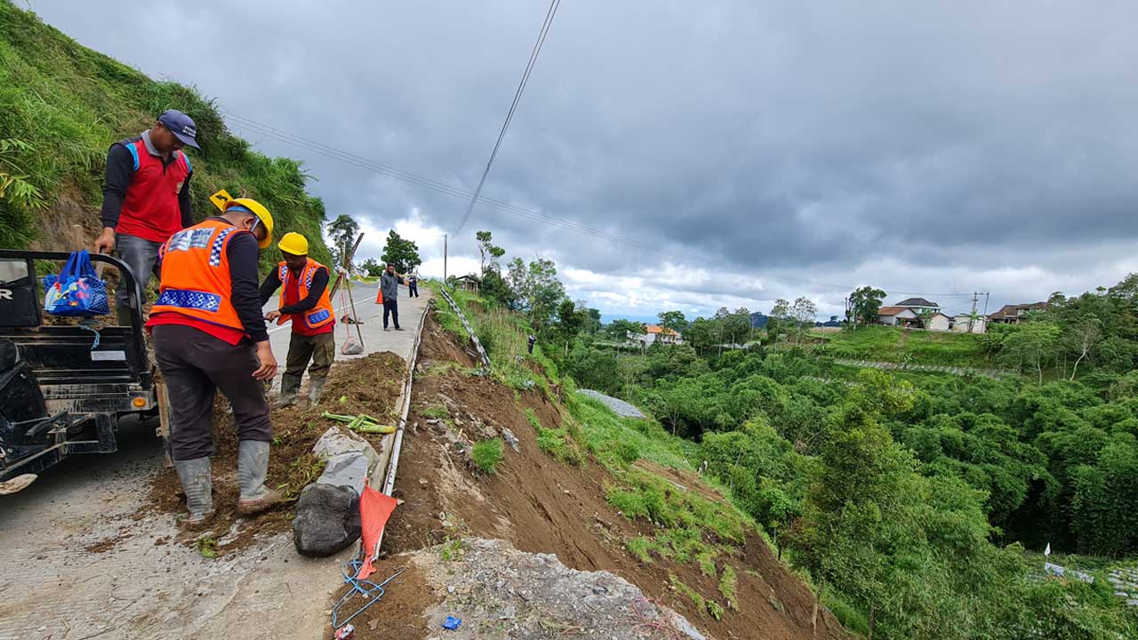 BERBAHAYA: Longsor di bahu Jalan Magelang-Boyolali ini terbilang rawan. Pemdes, relawan, BPBD, dan anggota kepolisian juga telah memasang penanda serta garis polisi di lokasi.(NAILA NIHAYAH/RADAR JOGJA)