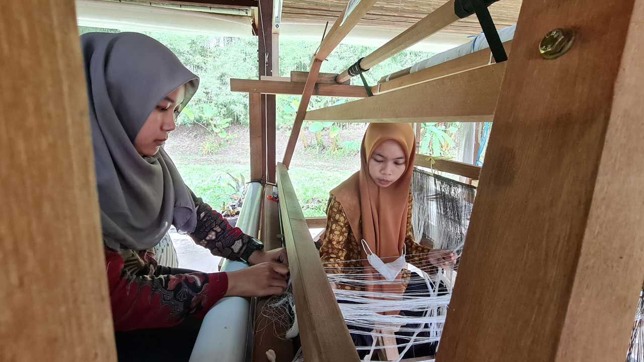 SERU: Proses pembuatan kain tenun di Rumah Tenun Magelang. Saat ini, tempat eduwisata ini sudah dibuka untuk umum. Sehingga pengunjung bisa melihat proses pembuatan kain tenun dari awal hingga finishing.(Naila Nihayah/Radar Jogja)