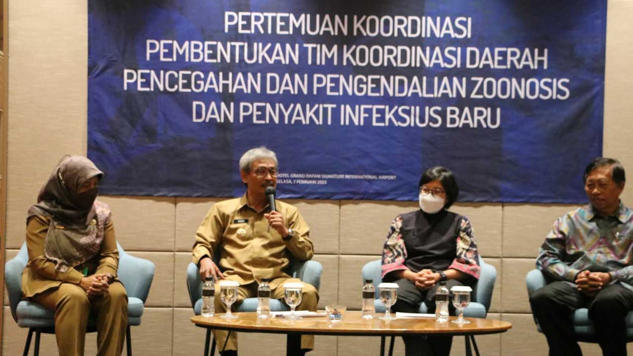 KERJA SAMA: Pertemuan Tim Koordinasi Daerah Pencegahan dan Pengendalian Zoonosis dan Penyakit Infeksius Baru Kabupaten Kulonprogo di Hotel Grand Dafam Signature Temon.(HUMAS KULONPROGO)