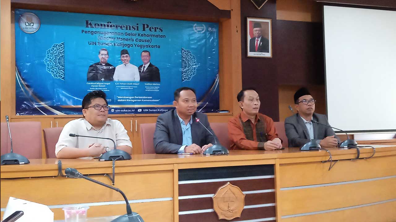 Rektor UIN Sunan Kalijaga Jogja Al Makin saat memberikan keterangan pers (10/2).(WULAN YANUARWATI/RADAR JOGJA)