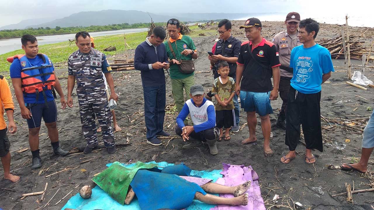EVAKUASI: Jasad Mbah Katem, 85, warga Padukuhan Kalipakel, Donotirto, Kretek, Bantul saat ditemukan tewas di Pantai Samas kemarin (14/2).(DOKUMENTASI SAR SATLINMAS WILAYAH IV)