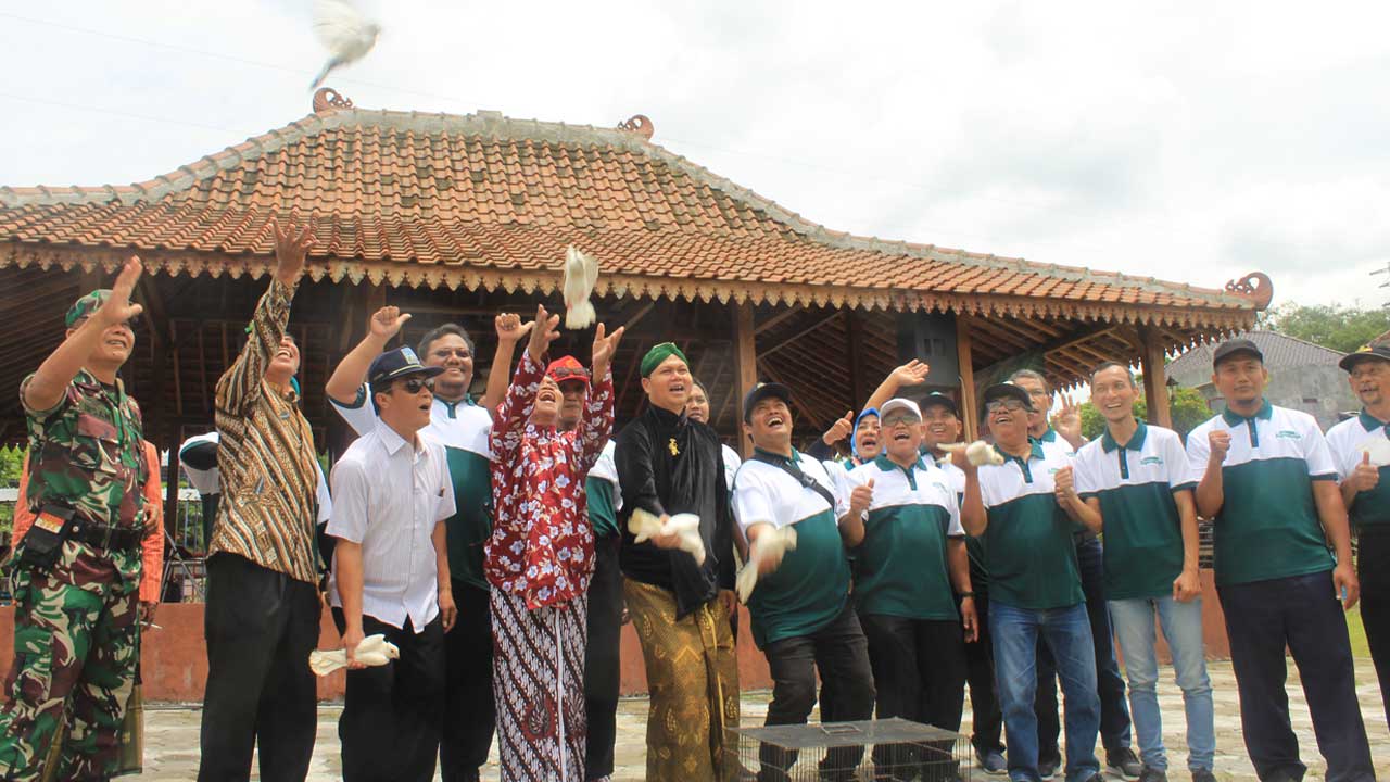 TERBANG : Pelepasan burung merpati sebagai simbolis diresmikannya ruang terbuka hijau (RTH) Maguwoharjo.