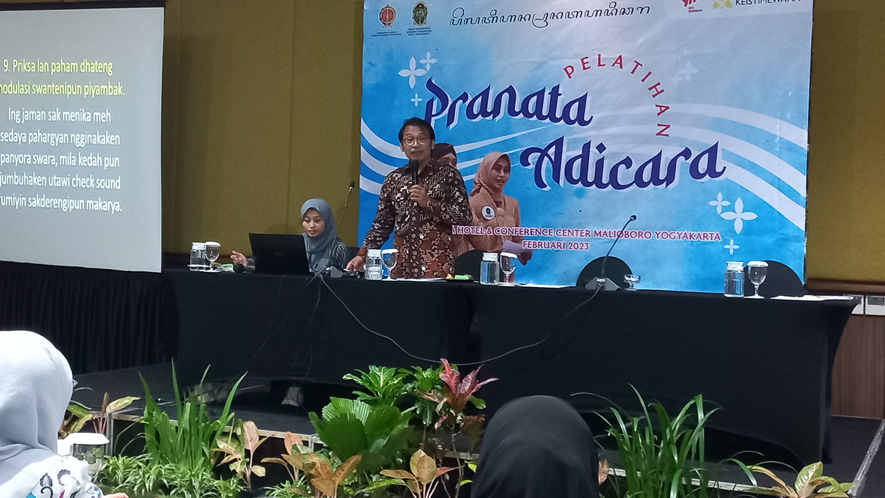 ANTUSIAS: Praktisi Pranata Adicara Jogja Angger Sukisno saat memaparkan materi pelatihan pranata adicara yang diselenggarakan Kundha Kabudayan.(MEITIKA CHANDRA LATIFA/RADAR JOGJA)