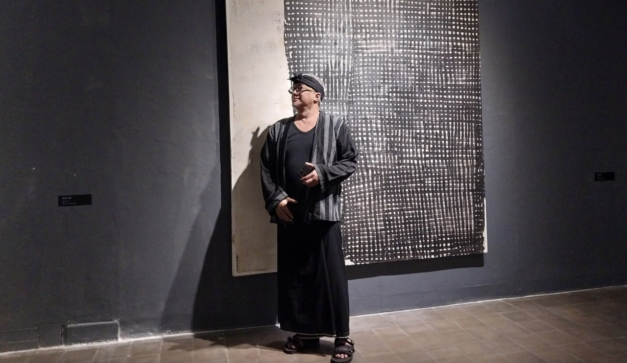 Raden Rizki Mulyawan Kartanegara Hayang Denada Kusuma atau yang lebih dikenal dengan Dik Doank berkunjung menghadiri Pameran Tunggal pelukis Hanafi bertajuk Af+ermasks yang digelar 13 Maret - 12 April 2023 di JNM Jogja.(WULAN YANURWATI/RADAR JOGJA)