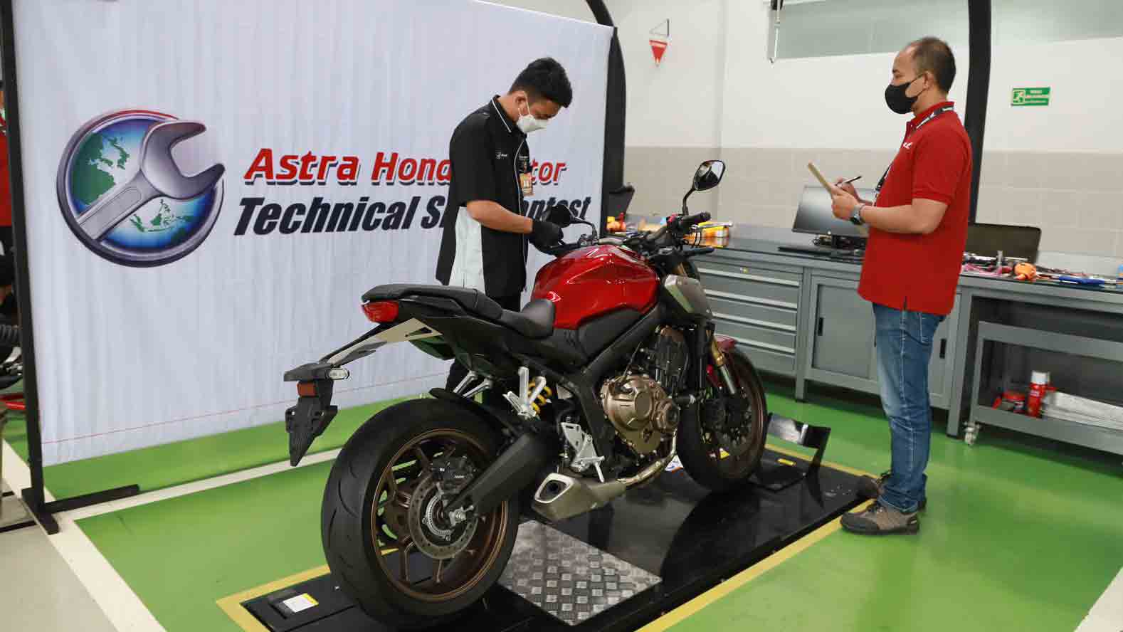 DIUJI: PT Astra Honda Motor (AHM) kembali menggelar kompetisi teknik sepeda motor bagi para teknisi sepeda motor Honda yang tahun ini memasuki penyelenggaraan yang ke-27. (HONDA FOR RADAR JOGJA)