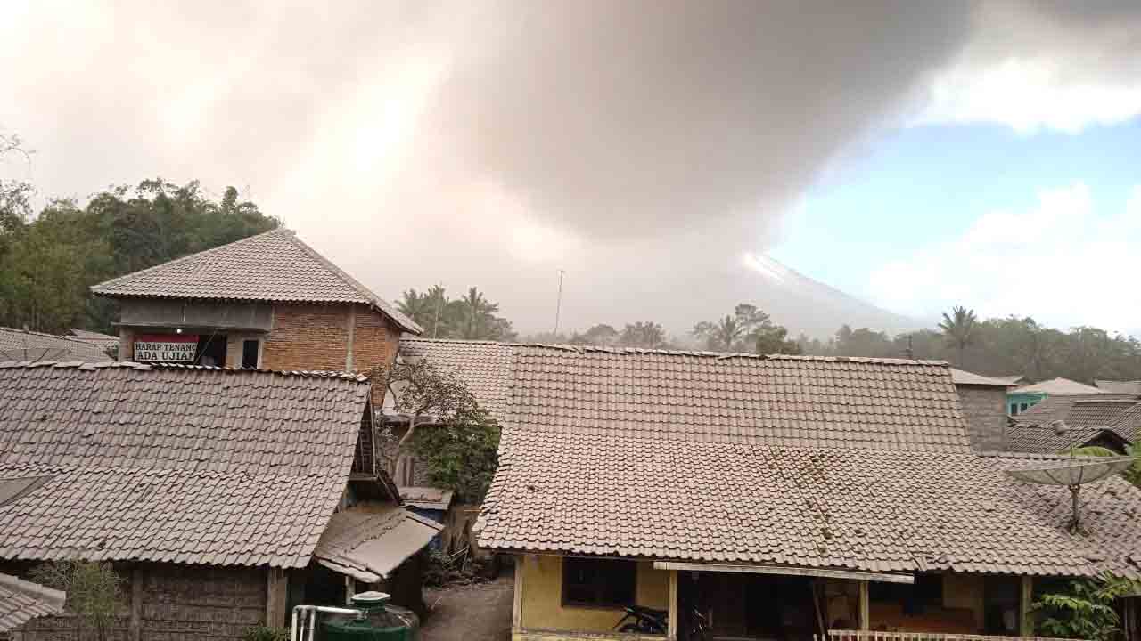 TERDAMPAK: Sebagian besar rumah dan jalanan di Kecamatan  Dukun tertutup abu vulkanik. Meski hujan abu mulai reda, masyarakat  diimbau untuk berhati-hati.