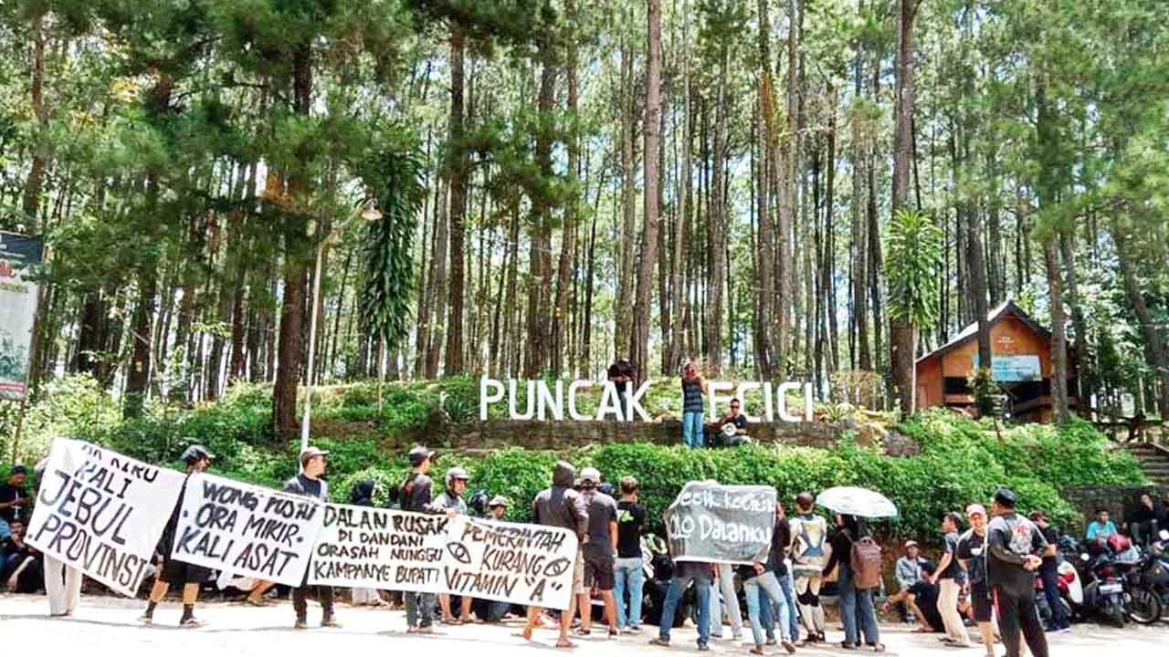AKSES WISATA LHO: Suasana aksi protes warga Dlingo di kawasan wisata Puncak Becici, atas tidak adanya perbaikan jalan rusak di ruas jalan Patuk-Dlingo-Muntuk kemarin (12/3). (ALIANSI DLINGO BERSATU untuk radar jogja)