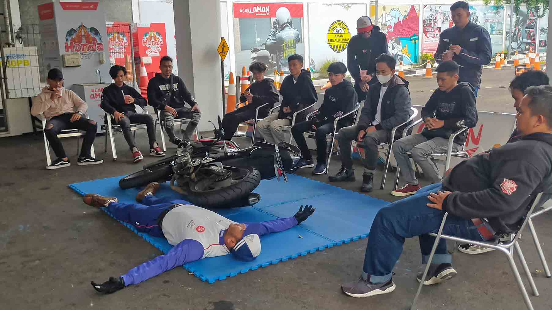 KOMUNITAS: Astra Motor Yogyakarta selaku Main Dealer sepeda motor Honda wilayah Jogjakarta, Kedu, dan Banyumas kembali menggelar kegiatan untuk pecinta motor sport di wilayah Jogjakarta dan sekitarnya. Bertajuk “Nonton Bareng WSBK”. (HONDA FOR RADAR JOGJA