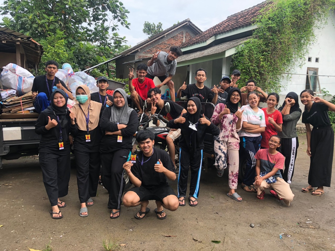 KOMPAK : Mahasiswa UAD yang tergabung dalam KKN Reguler Periode 101 Unit VI.D.3 bersama warga Kadirojo RT 01 dan 02 kompak dalam mengadakan program sedekah sampah. (ISTIMEWA)