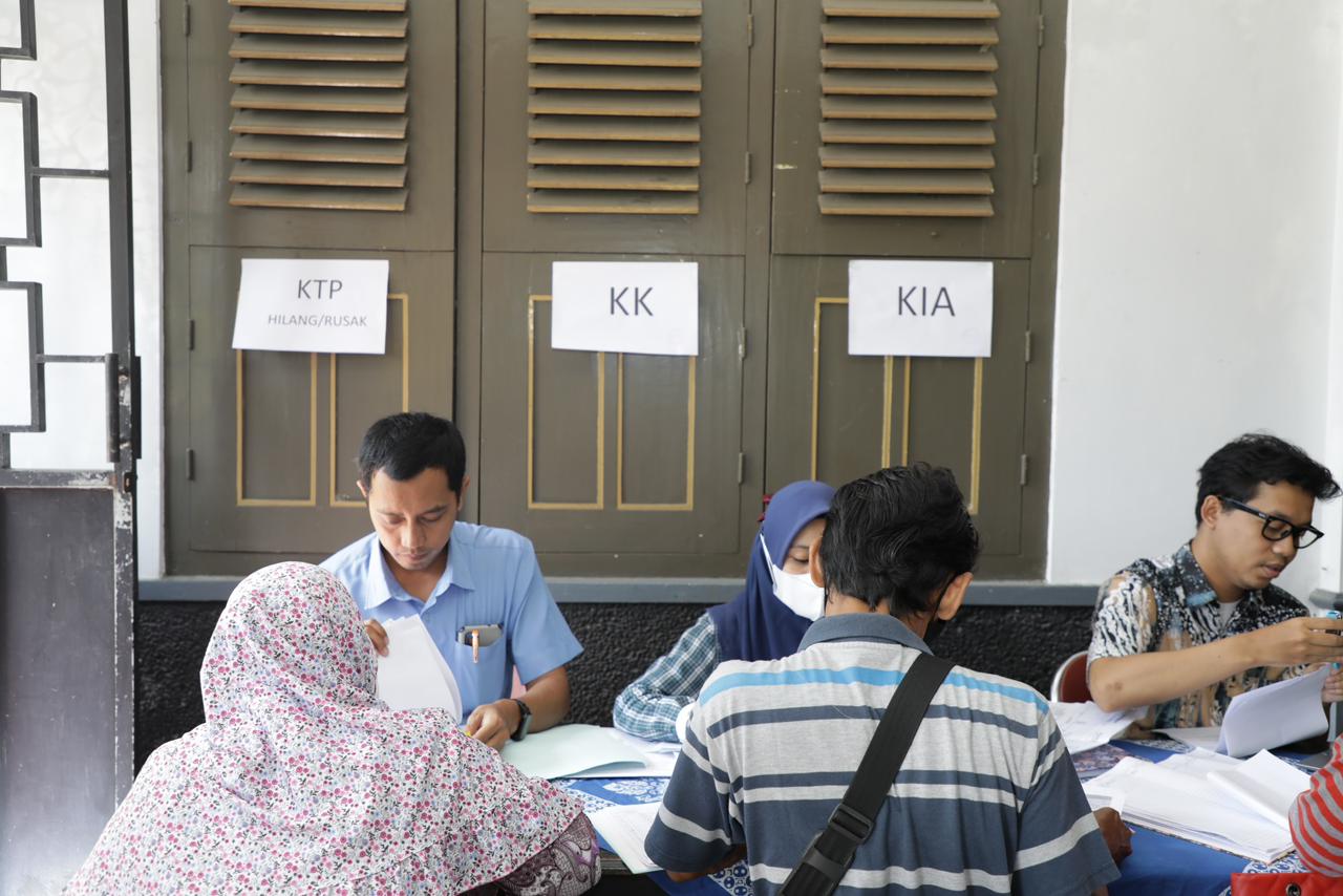 ADMINISTRASI : Kegiatan Sisir Adminduk di Balai Kalurahan Sidokarto, Godean, Selasa (7/3). (PEMKAB SLEMAN for RADAR JOGJA)