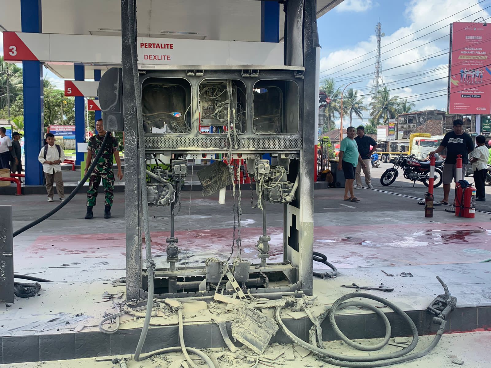 PENDINGINAN: Petugas Damkar Kabupaten Magelang terus berupaya memadamkan api yang berasal dari pompa pengisian Pertamax di SPBU Baledono, Kecamatan Salam. (DAMKAR KABUPATEN MAGELANG for RADAR JOGJA)