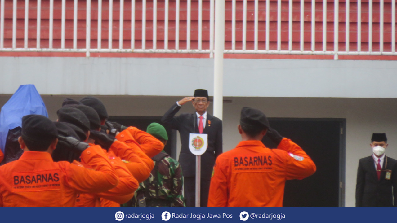 KHIDMAT : Gubernur DIY Sri Sultan Hamengku Buwono X menjadi inspektur Upacara Hari Penegakan Negara di Stadion Mandala Krida, Rabu pagi (2/3). (DWI AGUS/RADAR JOGJA)