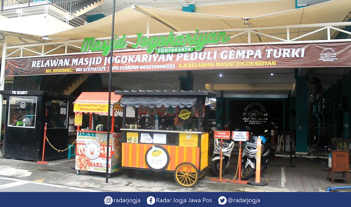 BERSIAP : Masjid Jogokaryan bersiap menyambut Ramadan, Kamis (2/3). (ANNISSA KARIN/RADAR JOGJA)