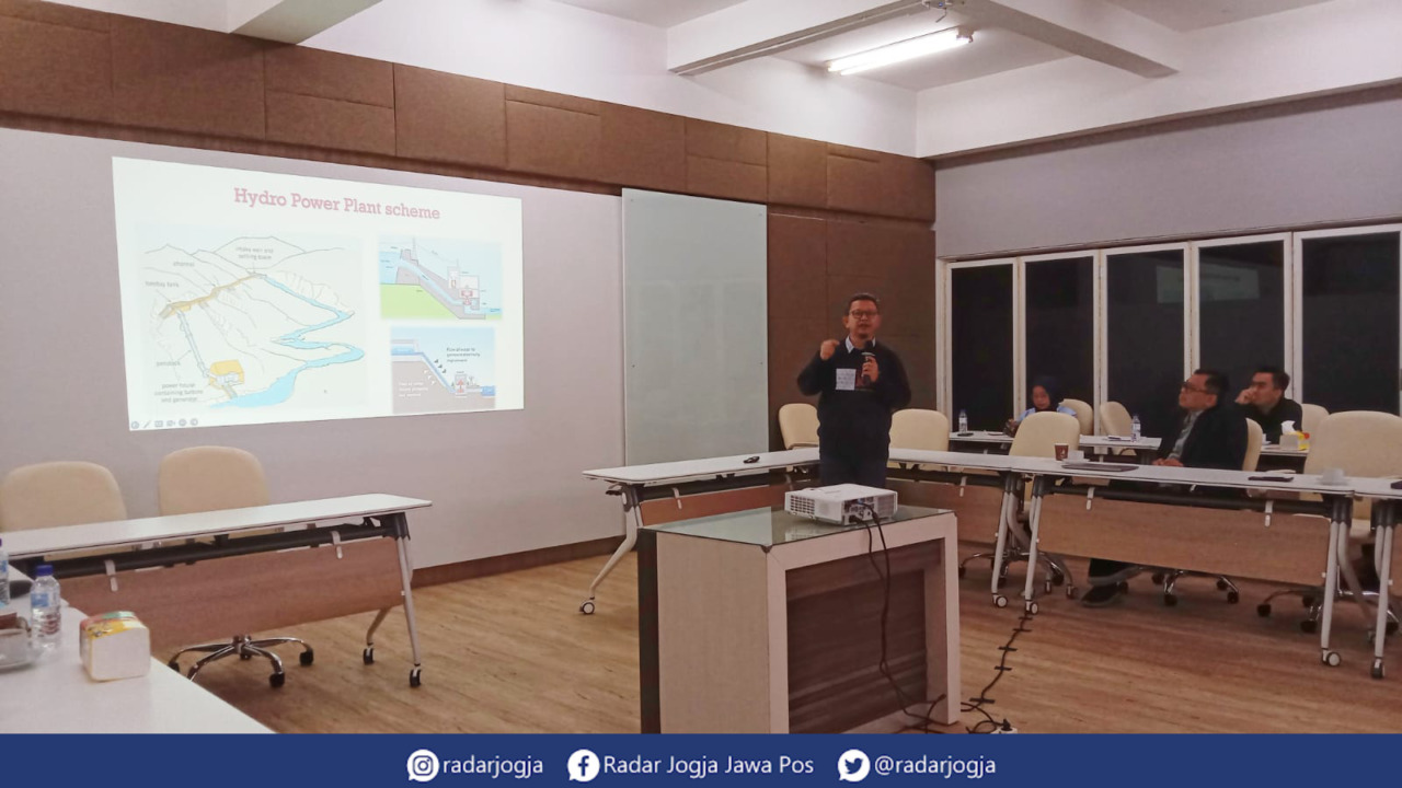 BELAJAR : Direktur Utama PT Waskita Sangir Energy Eman Surahman saat memberi paparan di FTSP UII, Kamis (2/3). (ANNISSA KARIN/RADAR JOGJA)