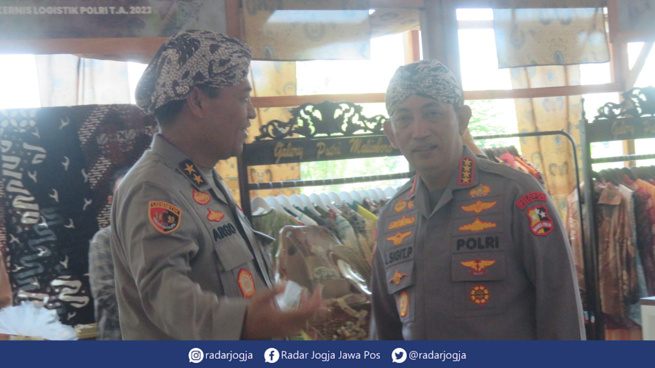 TINJAU : Kapolri Jenderal Polisi Listyo Sigit Prabowo meninjau Rakernis Logistik  Polri di Hotel Alana, Jumat (3/3). (DWI AGUS/RADAR JOGJA)