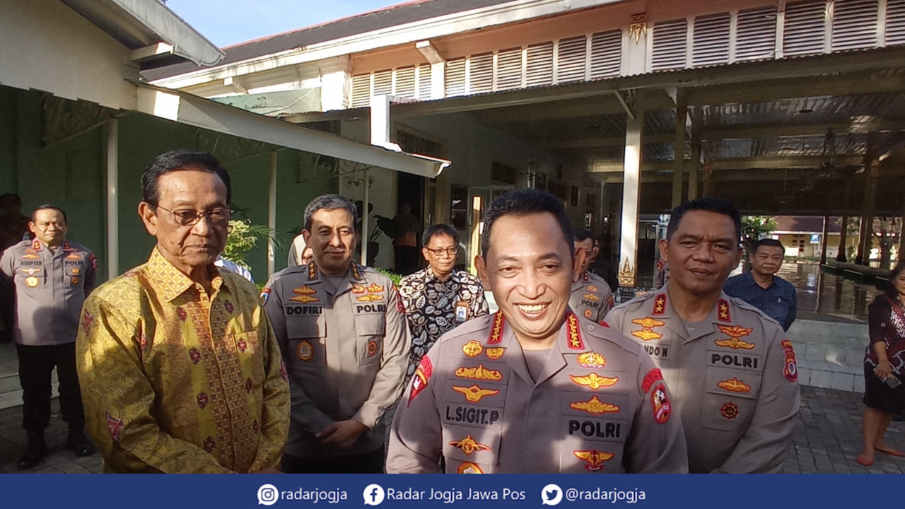 SENYUM : Jajaran Pejabat Mabes Polri dipimpin Kapolri Irjen Pol Listyo Sigit Prabowo menemui Gubernur DIJ Hamengku Buwono X di Kompleks Kepatihan Pemprov DIJ, Jumat (3/3). (DWI AGUS/RADAR JOGJA)