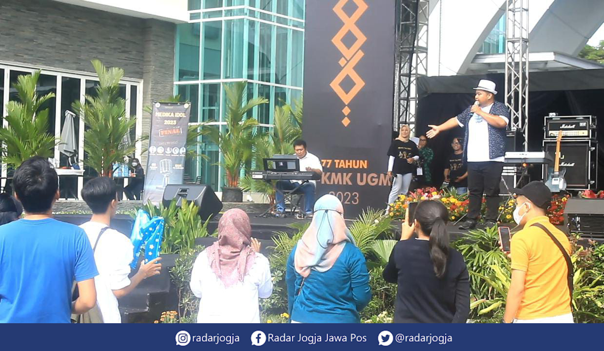 MERIAH : Penampilan band pada gelaran Family Gathering Dies Natalis FK-KMK UGM Ke-77, Minggu (5/3). (ANNISSA KARIN/RADAR JOGJA)