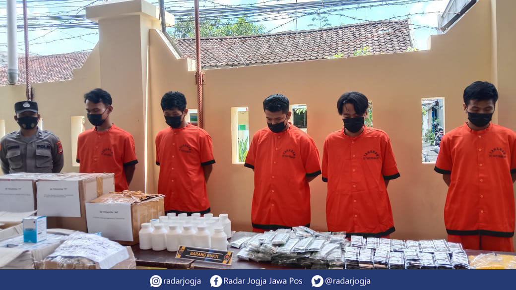 PRESTASI : Ungkap kasus pengedaran obat berbahaya golongan psikotropika jaringan Bekasi-Semarang-Jogjakarta di Polda DIJ, Selasa (7/3). (ANNISSA KARIN/RADAR JOGJA)