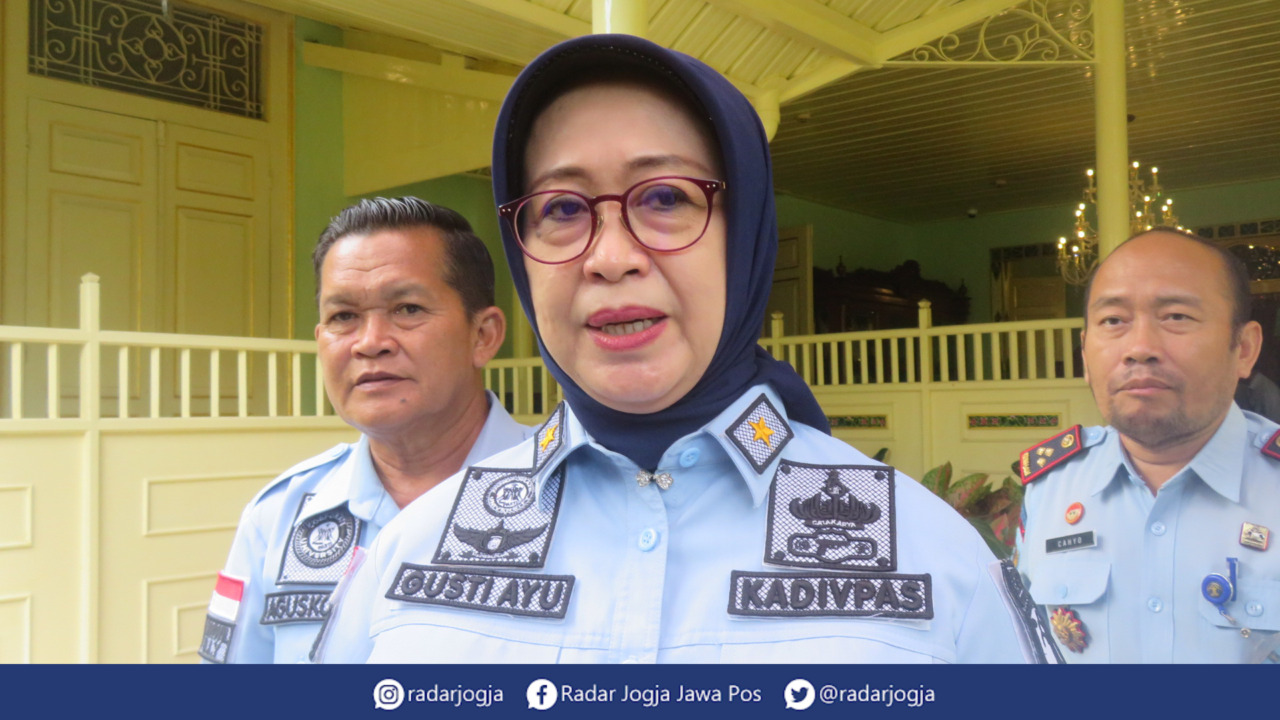 SOSOK : Kadivpas Kanwil Kemenkumham Daerah DIJ Gusti Ayu Suwardani ditemui di Kompleks Kepatihan Pemprov DIJ, Selasa (7/3). (DWI AGUS/RADAR JOGJA)