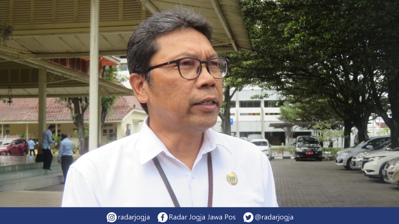 LEGA : Kepala Dinas Pariwisata DIJ Singgih Raharjo ditemui di Kompleks Kepatihan Pemprov DIJ usai tes wawancara Calon Sekprov DIJ, Selasa (7/3). (DWI AGUS/RADAR JOGJA)