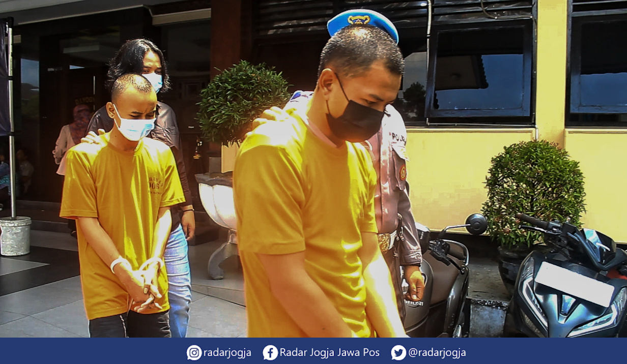 TERTANGKAP : Tersangka pencurian sepeda motor AF dan IF saat digelandang ke Mapolresta Sleman, Kamis (9/3). (ANNISSA KARIN/RADAR JOGJA)