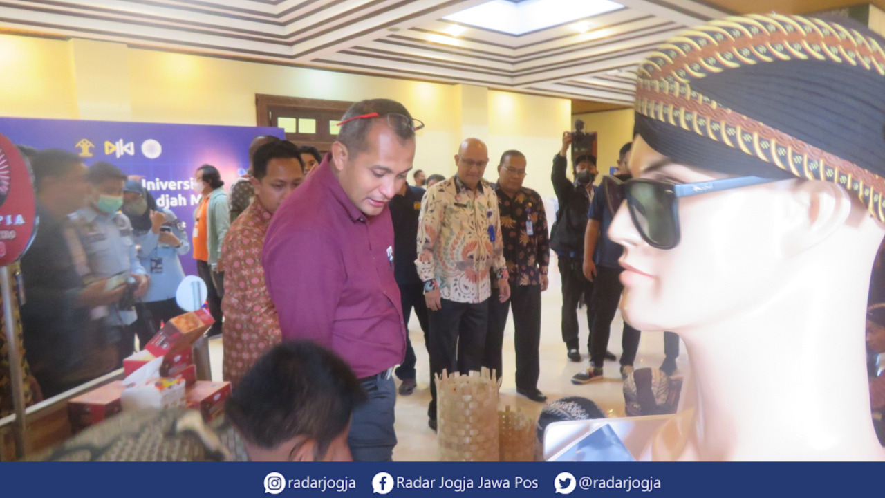 TIINJAU : Wakil Menteri Hukum dan Hak Asasi Manusia (Wamenkumham) Edward Omar Sharif Hiariej usai menjadi pembicara di Grha Sabha Pramana UGM, Jumat (10/3). (DWI AGUS/RADAR JOGJA)