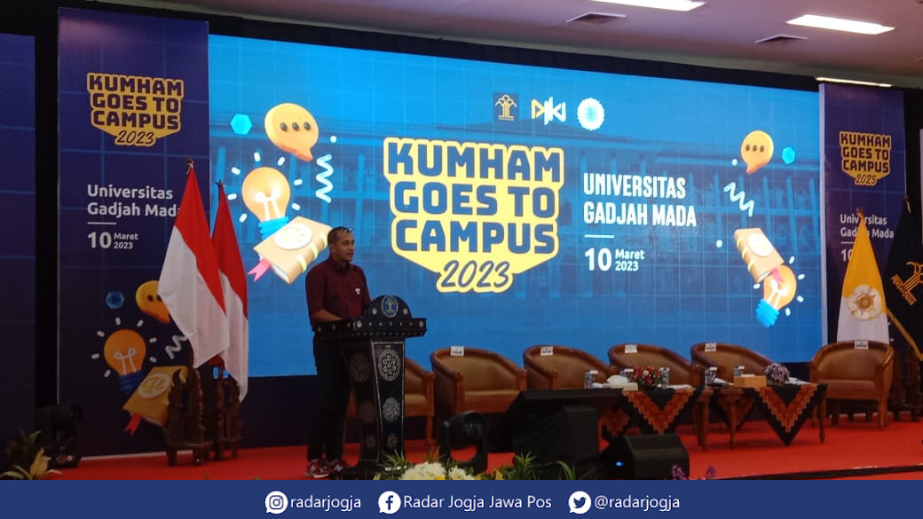 EDUKASI : Wakil Menteri Hukum dan HAM Edward Omar Sharief Hiariej saat memberikan keynote speech pada gelaran Kumham Goes to Campus di Grha Saba Pramana, Jumat (10/3). (ANNISSA KARIN/RADAR JOGJA)