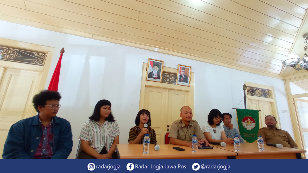 SINEAS MUDA : Para sineas muda saat menceritakan enam karya film hasil pendanaan Dana Keistimewaan oleh Kundha Kabudayan DIJ saat di Kompleks Kepatihan Pemprov DIJ, Senin (14/3). (DWI AGUS/RADAR JOGJA)