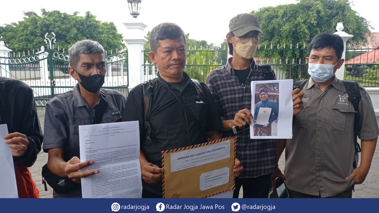 BERTANYA : Masyarakat dari Jaringan Anti Korupsi Jogjakarta mengirimkan surat ke Karaton Ngayogyakarta Hadiningrat mempertanyakan status Haryadi Suyuti, Selasa (14/3). (DWI AGUS/RADAR JOGJA)