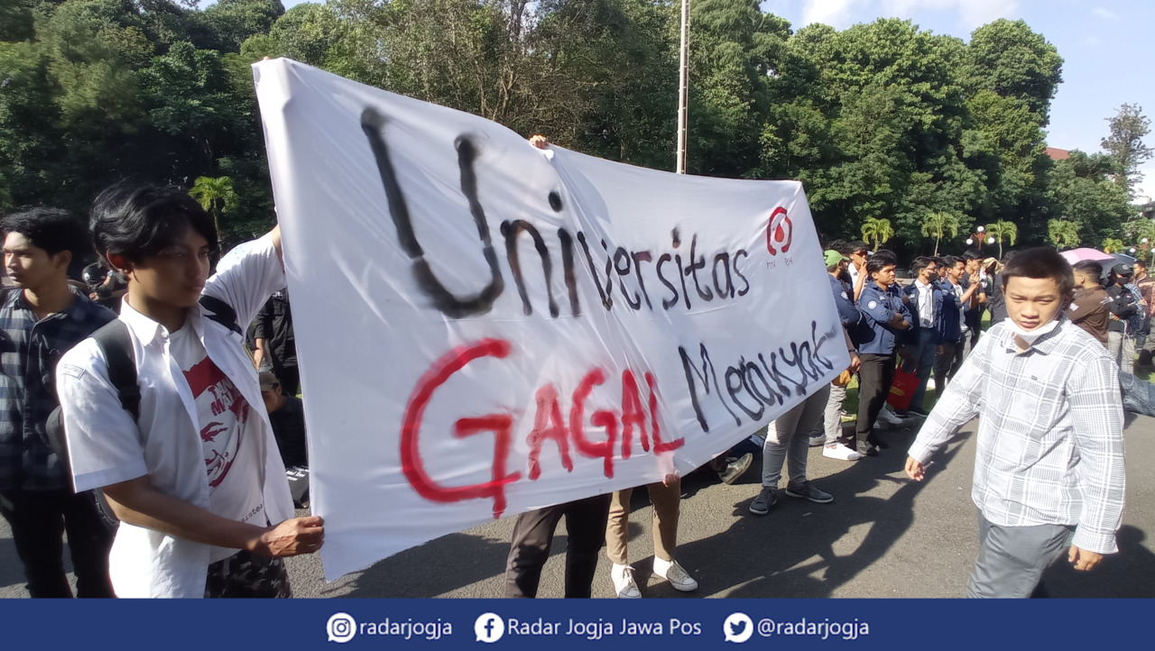 TUNUTUT : Aksi unjuk rasa mahasiswa UGM Jogjakarta di Balairung UGM terkait uang pangkal, Senin (13/3). (DWI AGUS/RADAR JOGJA)