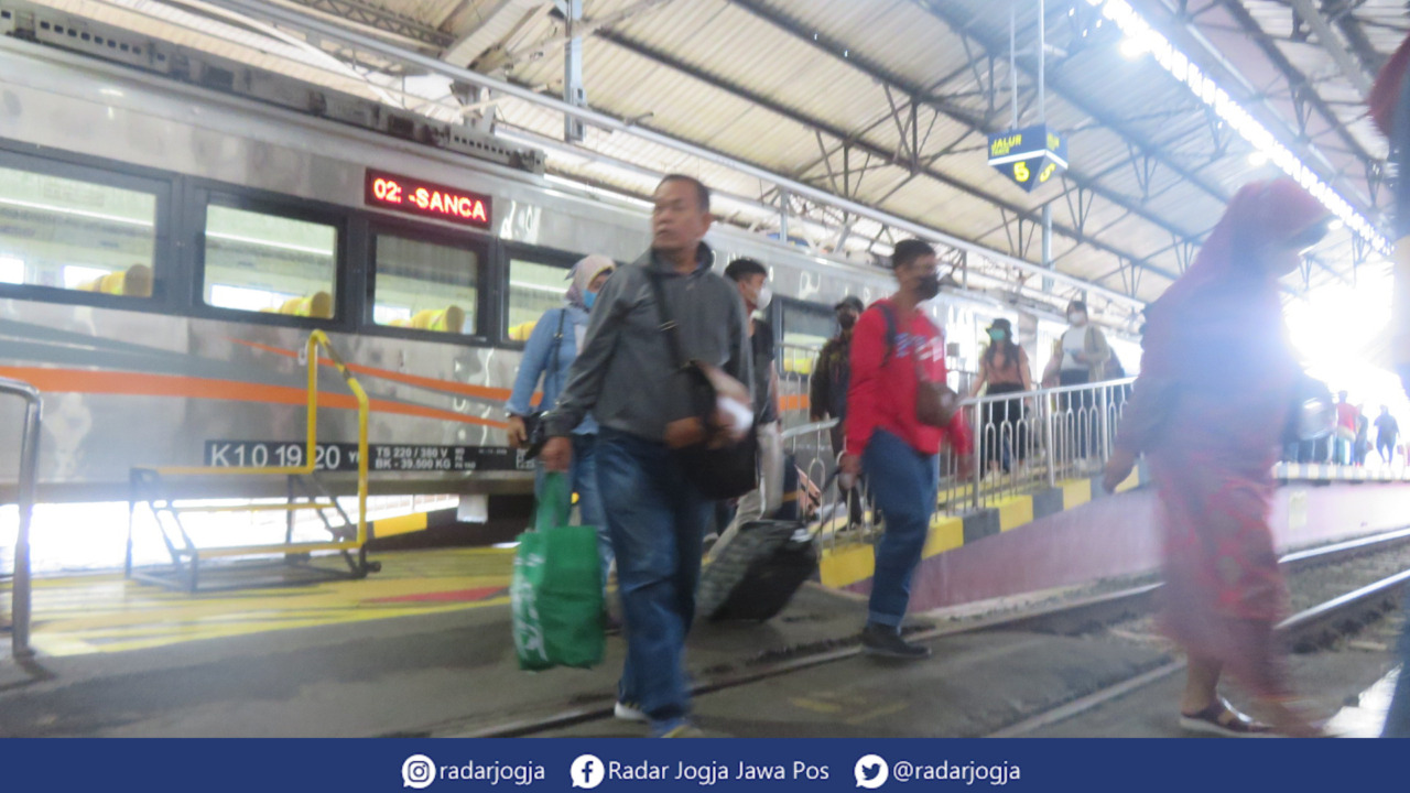 SELAMAT DATANG : Suasana di Stasiun Tugu Jogjakarta beberapa waktu lalu. (DWI AGUS/RADAR JOGJA)