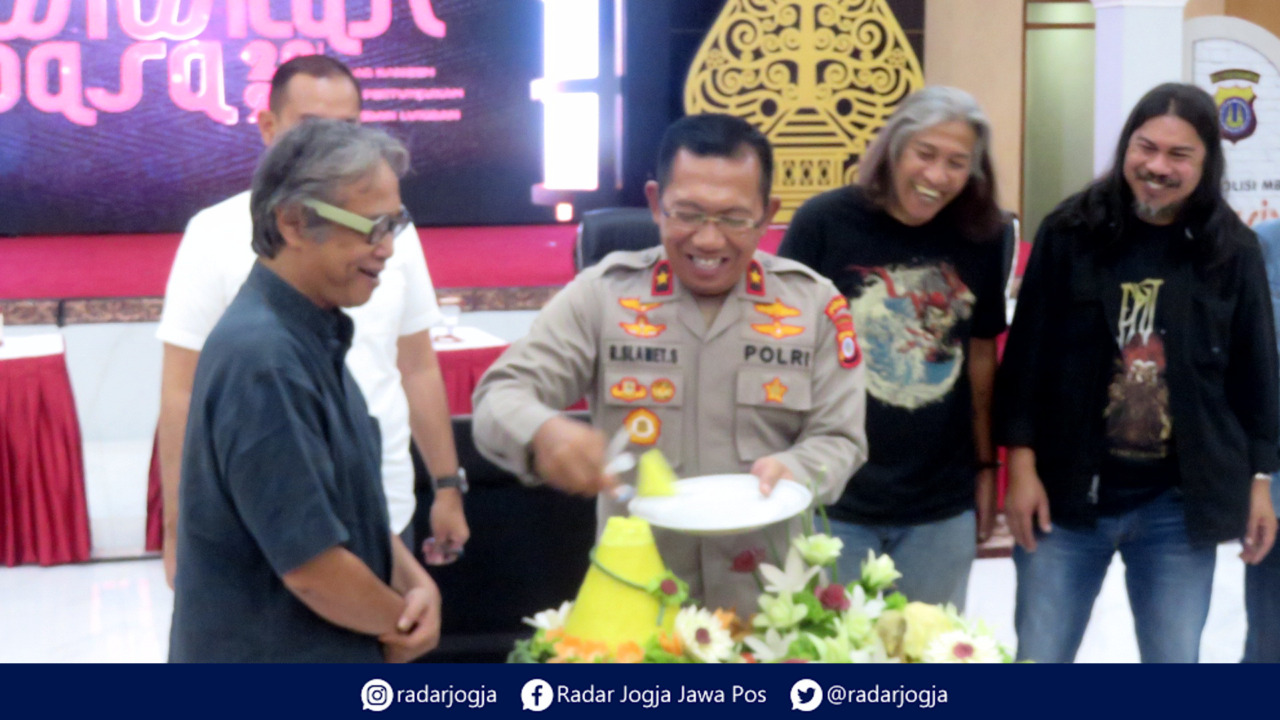 TRADISI : Potong Tumpeng oleh Wakapolda DIJ Brigjen Polisi Raden Slamet Santoso mengawali penyelenggaraan Pasar Kangen yang akan berlangsung 17 hingga 19 Maret 2023 di Mapoolda DIJ, Rabu (15/3). (DWI AGUS/RADAR JOGJA)