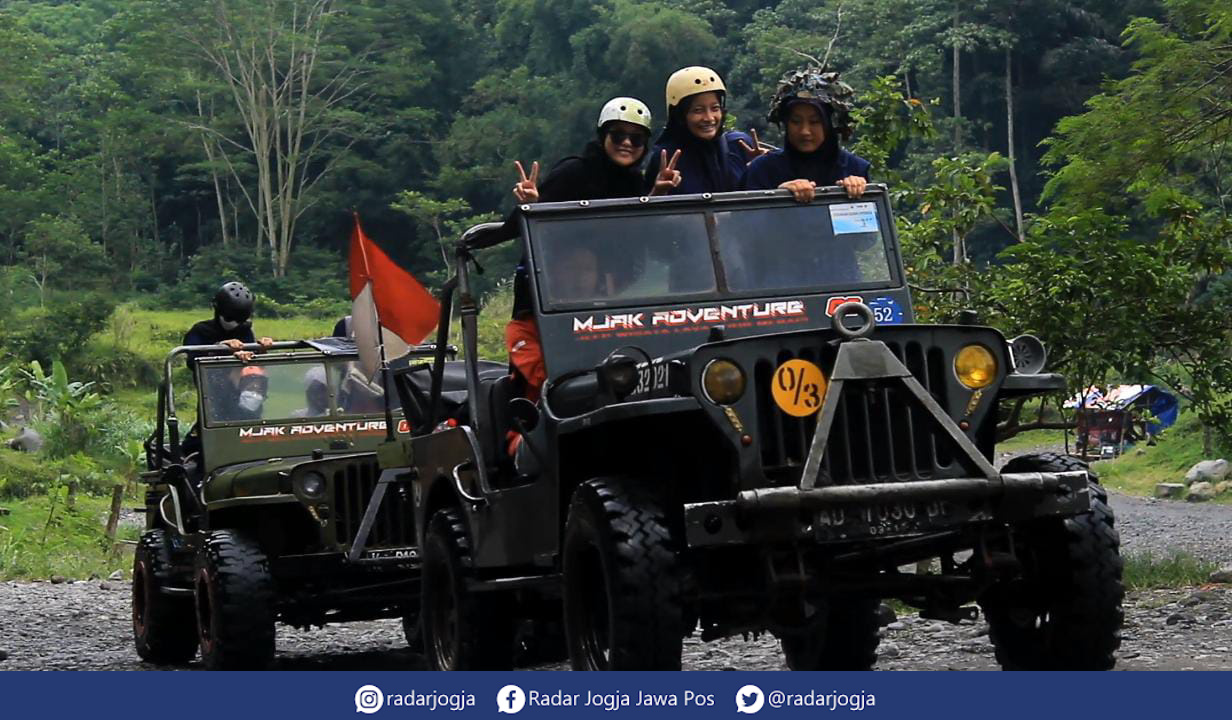 SERU : Erupsi Merapi tak mempengaruhi geliat wisata di Sleman termasuk aktivitas jip lava tour di Kali Kuning, Kamis (16/3). (ANNISSA KARIN/RADAR JOGJA)