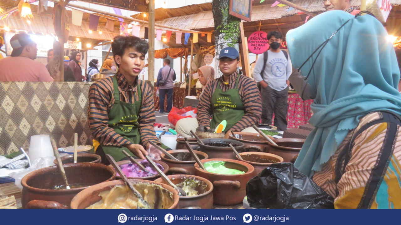 LAWAS : Stan jenang tradisi di Pasar Kangen Polda DIJ, Jumat (17/3). (DWI AGUS/RADAR JOGJA)