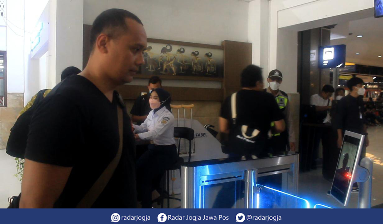 INOVASI : Penumpang KAI saat memanfaatkan teknologi face recognition boarding gate di pintu timur Stasiun Tugu Jogjakarta, Jumat (17/3). (ANNISSA KARIN/RADAR JOGJA)