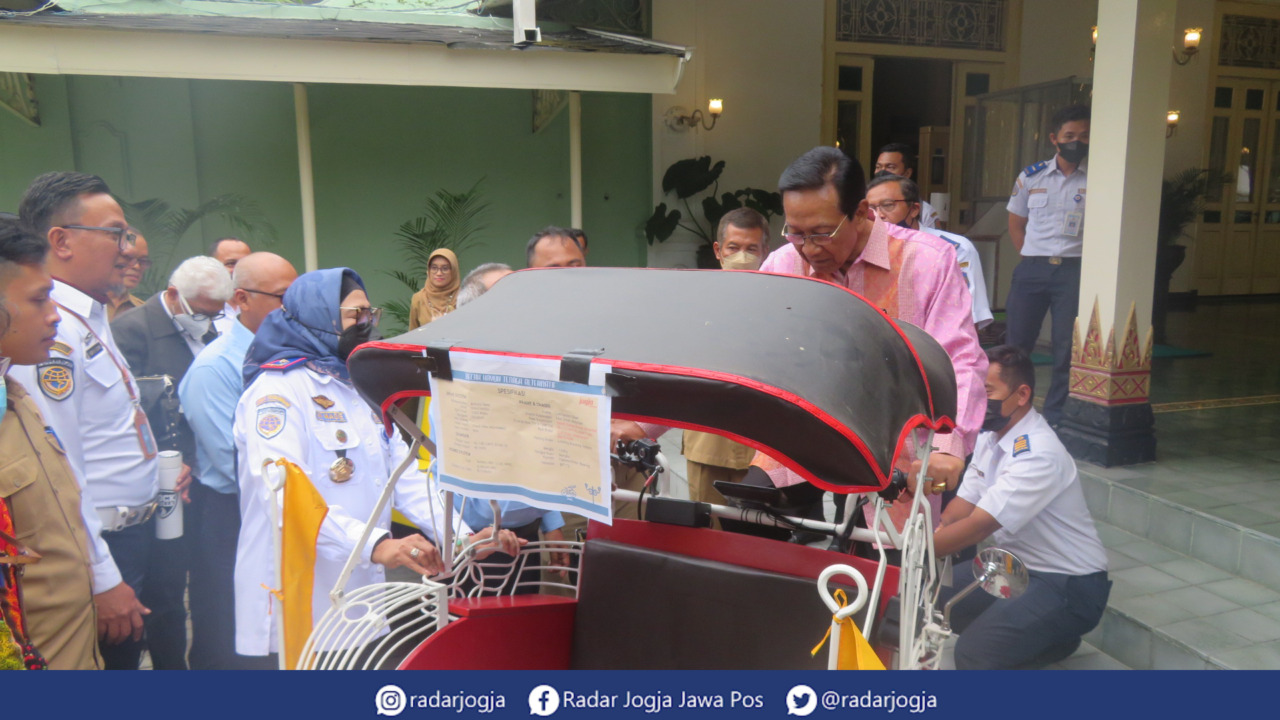 JAJAL : Gubernur DIJ Hamengku Buwono X menjajaln becak listrik di Kompleks Kepatihan Pemprov DIJ, Senin (20/3). (DWI AGUS/RADAR JOGJA)