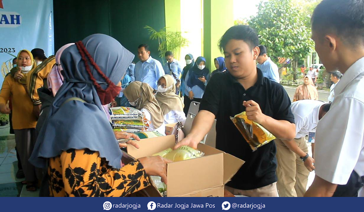 BORONG : Gelaran pasar murah di Kapanewon Depok beberapa waktu lalu. (ANNISSA KARIN/RADAR JOGJA)