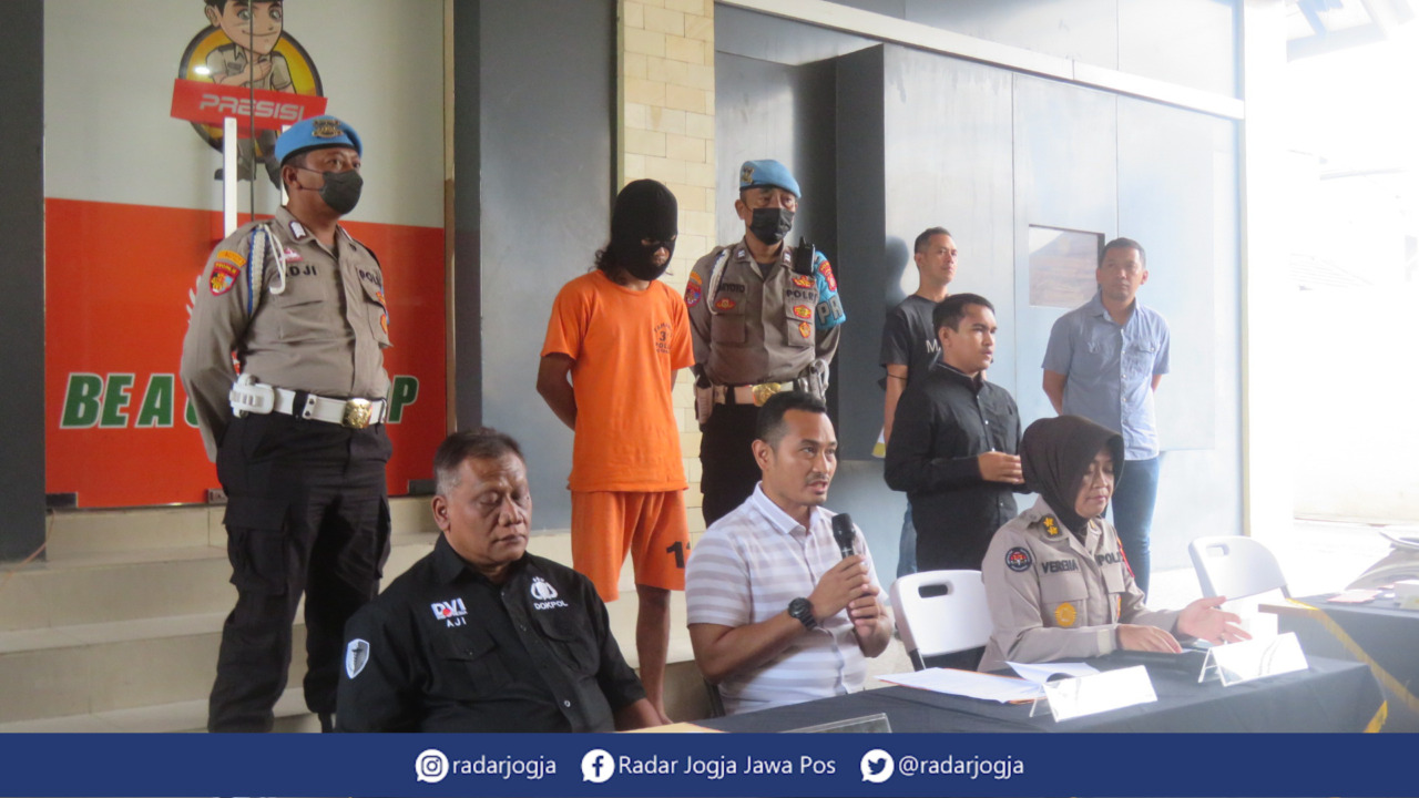UNGKAP : Rilis kasus mutilasi Ayu Indraswari dengan tersangka Heru Prastiyo di Mapolda DIJ, Rabu (22/3). (DWI AGUS/RADAR JOGJA)